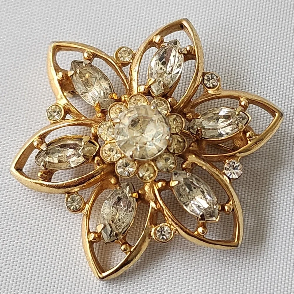 Kramer of New York Rhinestone Brooch‎ Flower Pin Gold Tone Vintage Collectible